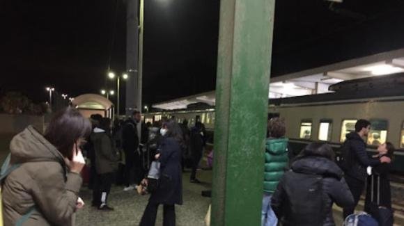 Brindisi, sassi sui binari: treno costretto a fermarsi a San Pietro Vernotico per un guasto ai freni