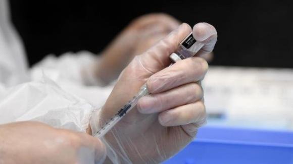 Milano, 14enne e figlia di madre No-Vax dovrà vaccinarsi: lo ha deciso il giudice