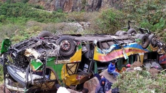 Perù, bus cade in una scarpata: dieci persone morte