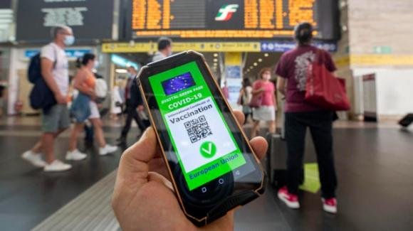 Covid-19, sui mezzi pubblici sarà introdotto il biglietto digitale con Green Pass