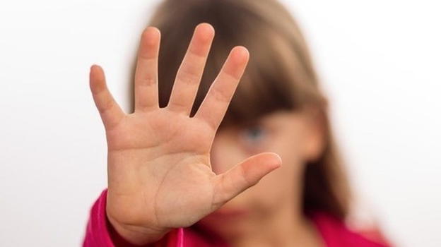 Uk, aiuta il fidanzato ad abusare di una bambina: in casa video sulle violenze