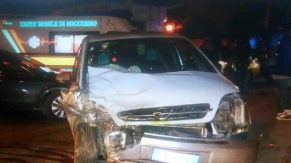 Brindisi, ubriaco al volante e senza assicurazione travolge 7 auto: arrestato. Due feriti lievi