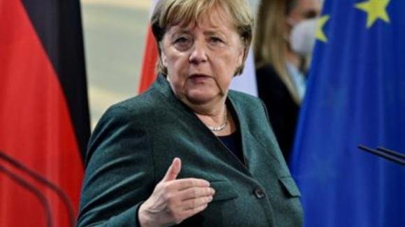Germania, a breve scatterà il lockdown per non vaccinati contro il Covid, Merkel: "Situazione grave"