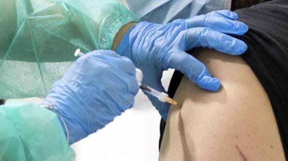 Biella, si presenta all’hub vaccinale con un braccio in silicone: voleva ottenere il Green Pass