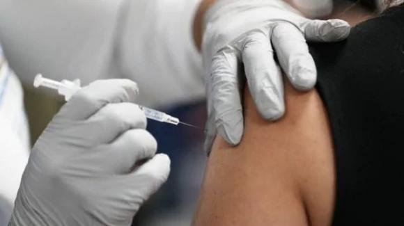 Biella: l’uomo col braccio di silicone è un sanitario no Vax