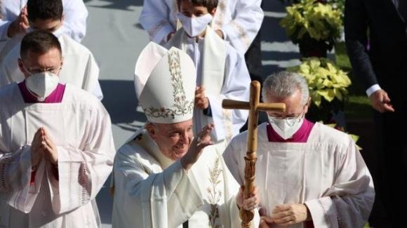 Cipro, uomo con un coltello si aggira fuori dallo stadio di Nicosia durante la messa del Papa