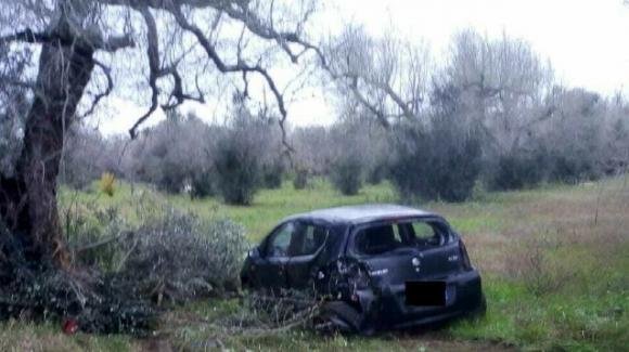 Brindisi, perde il controllo dell’auto sulla provinciale e finisce fuori strada: illesa una donna