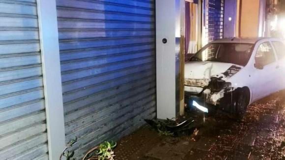 Brindisi, auto abbatte albero e sfonda vetrina di un negozio a San Pietro Vernotico