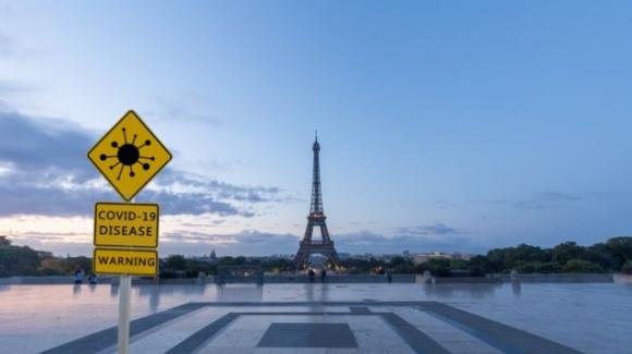 Francia, discoteche chiuse per un mese: nuova stretta anti Covid