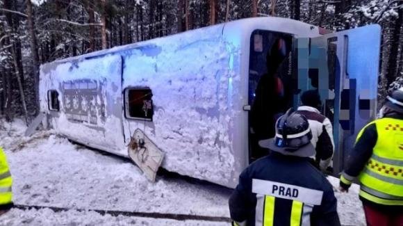 Bolzano, scuolabus finisce fuori strada ribaltandosi per la neve: due feriti