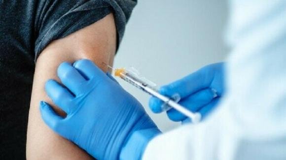 Vaccini Pfizer e Moderna: cosa accade 6 mesi dopo l’inoculazione del siero