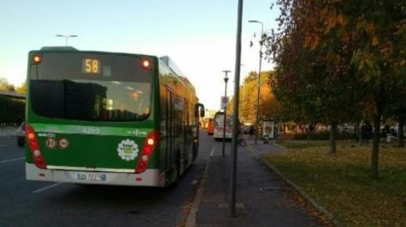 Milano, viaggia sul bus con il Green Pass di un’altra persona: denunciato
