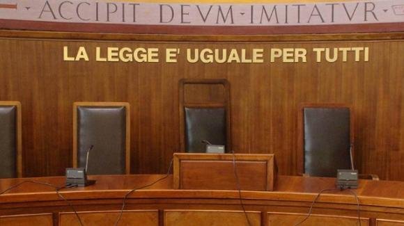 Firenze, Tribunale condanna un indagato deceduto e gli notifica l’esecuzione della pena