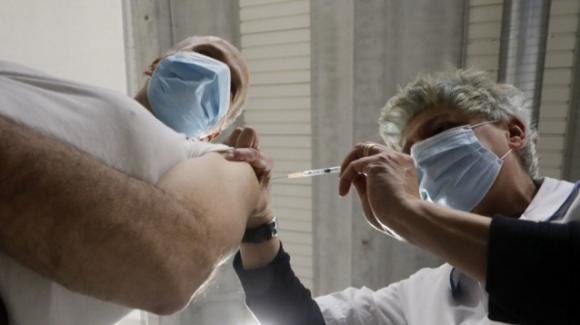 Singapore: due persone vaccinate con booster forse positive alla variante Omicron