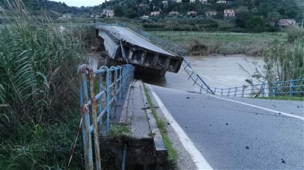 Trapani, crolla un ponte sulla statale 187 a causa del maltempo: tragedia sfiorata