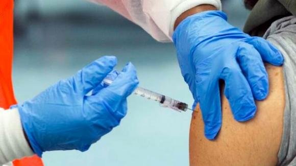 Nuova Zelanda: si fa vaccinare 10 volte in un giorno per dare il certificato ai no-vax