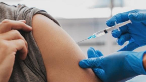 Report ISS: i no vax rischiano la morte 16 volte di più dei vaccinati con 3 dosi