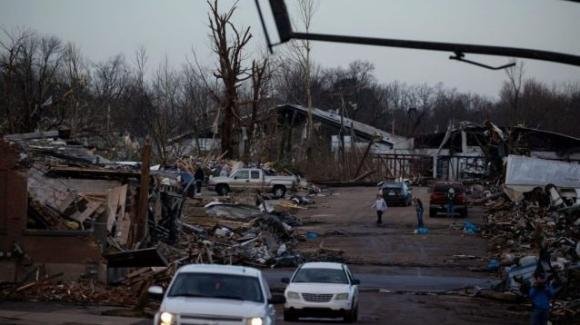 USA colpiti dalla furia di 20 tornado: 70 morti solo in Kentucky