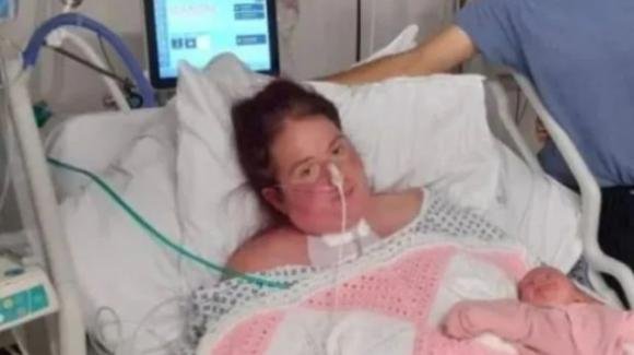 Regno Unito: esce dal coma Covid dopo 7 settimane e scopre di aver partorito una bimba