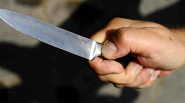 Napoli, ragazzina 15enne minacciata con un coltello alla gola per rubarle 5 euro e il cellulare