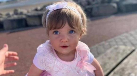 Regno Unito: bimba di 16 mesi uccisa con calci e pugni dalla fidanzata della madre
