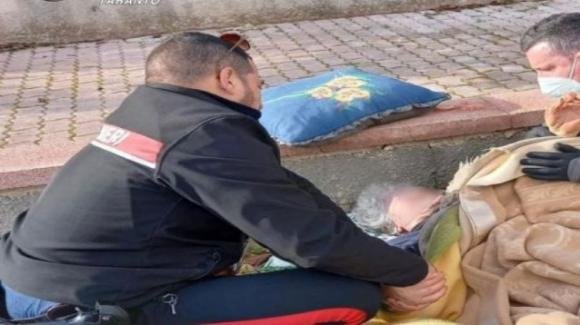 Taranto, cade nel giardino di casa e non si rialza più: anziana salvata dai carabinieri