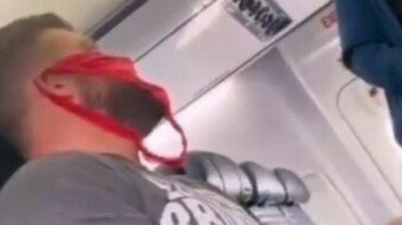 USA, si presenta in aereo con un perizoma in faccia al posto della mascherina: cacciato
