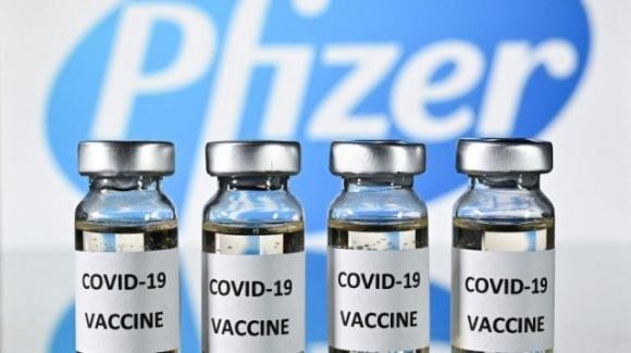 Il creatore del vaccino Pfizer: "Anche con la terza dose si può trasmettere il Covid"