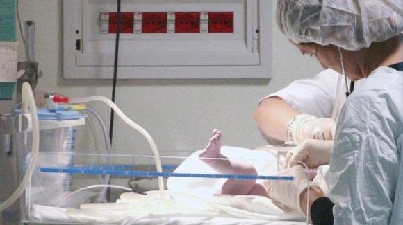 Verona, no vax diventa mamma mentre è intubata: la piccola pesa un chilo