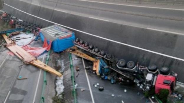 Cina, crolla ponte autostradale: ci sono vittime e feriti