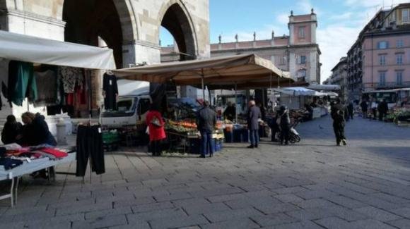Piacenza, anziana ruba un paio di guanti e una sciarpa ad un commerciante: lui decide di non denunciarla