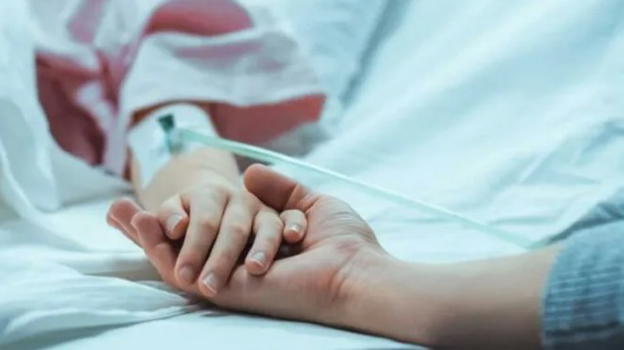 Siena, 16enne si risveglia dal coma dopo un mese e saluta la madre