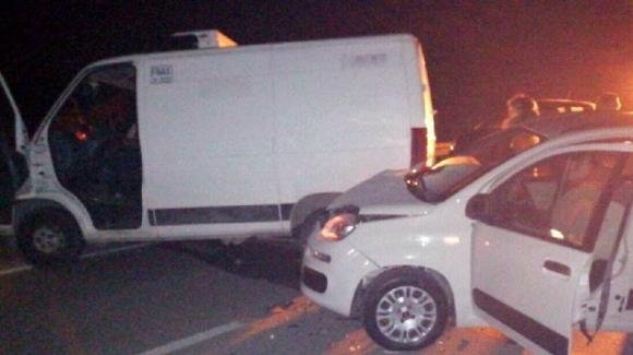 Violento tamponamento sulla provinciale: veicoli invadano la carreggiata, sfiorata tragedia