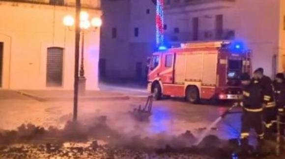 Lecce, incendia l’albero di Natale in piazza a Taurisano: in arresto un 35enne