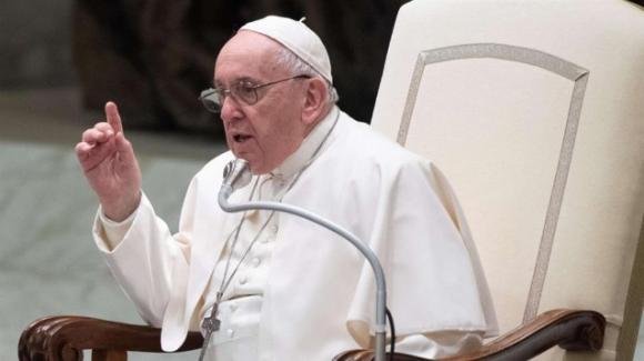 Papa Francesco, Messaggio di Natale: donne vittime di violenza, bambini oggetto di bullismo e di abusi