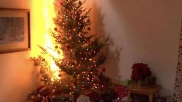 USA, padre e figli morti in un incendio: avevano lasciato le luci dell’albero di Natale accese