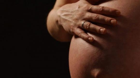 33enne partorisce mentre la operano d’urgenza al cervello: l’intervento da record a Torino