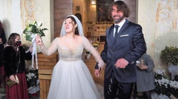 Perugia, parroco si innamora della catechista: lascia l’abito e si sposa in chiesa dopo 8 mesi
