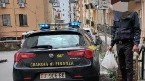 Salerno, 90enne chiama la Guardia di Finanza per l’allagamento della sua casa: le Fiamme Gialle gli regalano anche la spesa