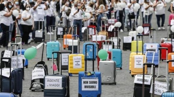 Il turismo va a pezzi, persi 25 miliardi di euro: "Una disdetta al minuto"