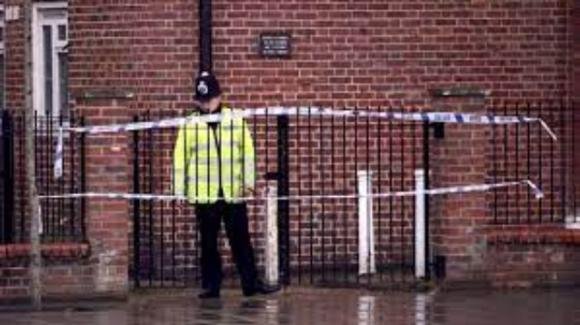 UK, poliziotto si scatta selfie con i cadaveri sulle scene del crimine: condannato
