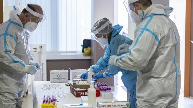 Covid-19, variante Omicron riduce la protezione degli anticorpi sia in vaccinati che guariti