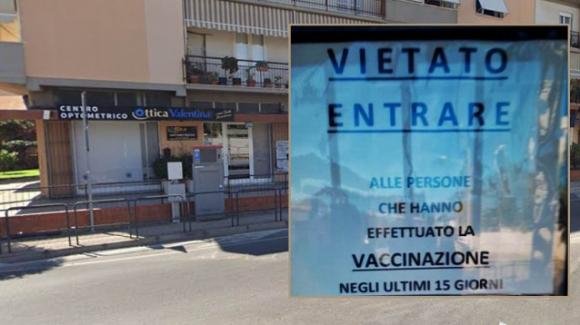 "Vietato l’ingresso ai vaccinati", il cartello no vax in un negozio di Follonica