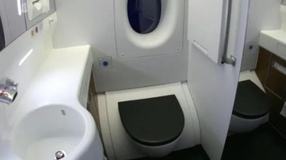 Mauritius, orrore su un aereo: partorisce e abbandona il neonato nel cestino della toilette