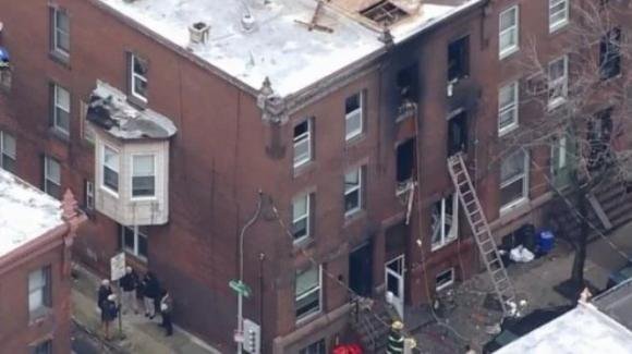 USA, strage a Philadelphia, incendio distrugge palazzo di 3 piani: almeno 13 morti