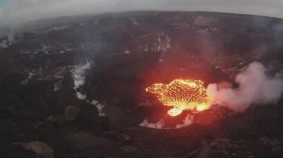 Tragedia alle Hawaii: ignora i divieti per vedere la lava e muore cadendo nel vulcano Kilauea