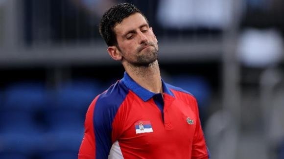 AO, Djokovic espulso dall’Australia, per Oliver Brown il tennista è stato trattato come una "pedina politica"