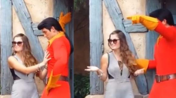 Disneyland, ragazza palpeggia un attore che interpreta Gaston: lui la fa allontanare