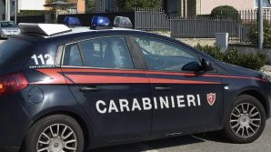 Milano, tenta di uccidere i genitori accoltellandoli: poi fugge e rimane coinvolto in un incidente