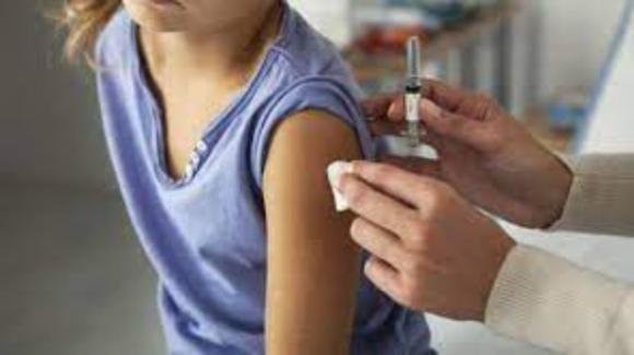 Regno Unito: più di 2 mila chilometri in auto per vaccinare la figlia di 9 anni dal Kent in Lombardia